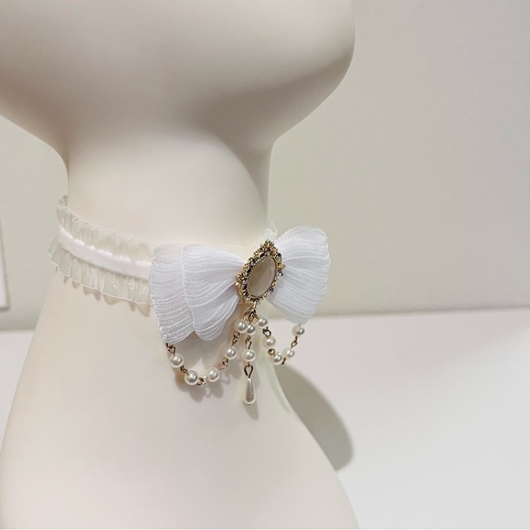 White Lolita Lace Mesh Bow Inlaid Gold Hardware Vintage Dangle Choker Necklace - Picture 4 of 6